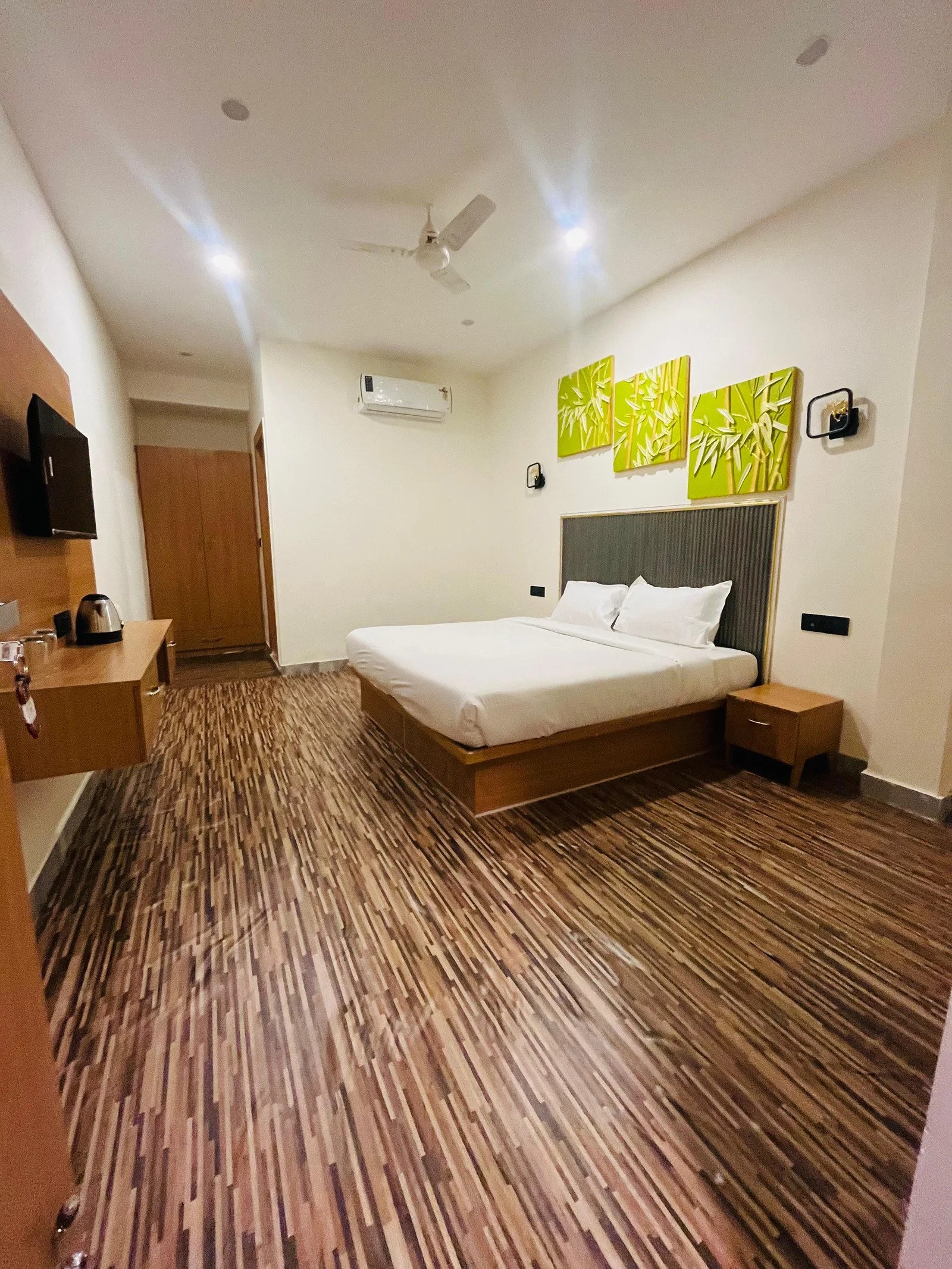 Top Hotels near Gaur City Noida for Business and Leisure Travelers